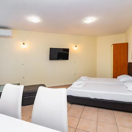 Aparthotel Favorit 3*