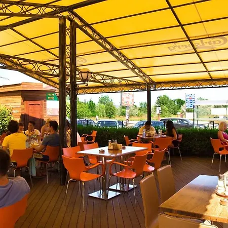 Favorit شقة فندقية 3*